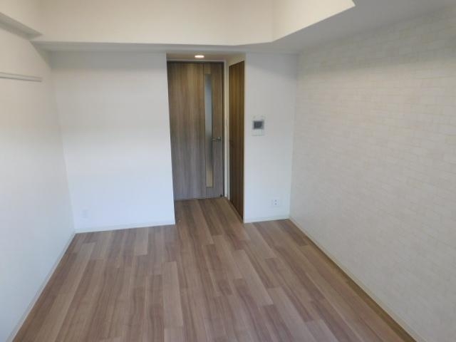 居室・リビング　フローリング貼りの室内です