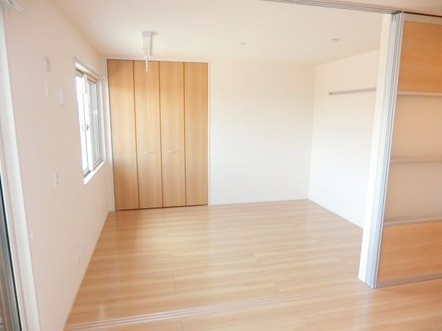 その他部屋・スペース　リビング横の寝室です。