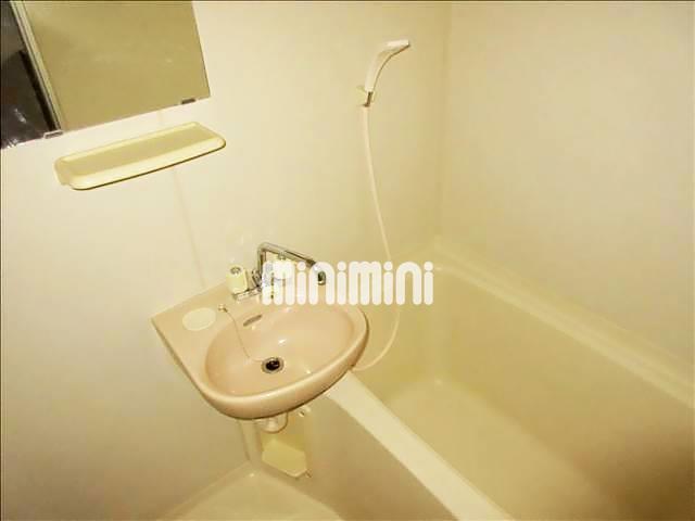 バス・シャワールーム　洗面ボウル付きのバスルーム