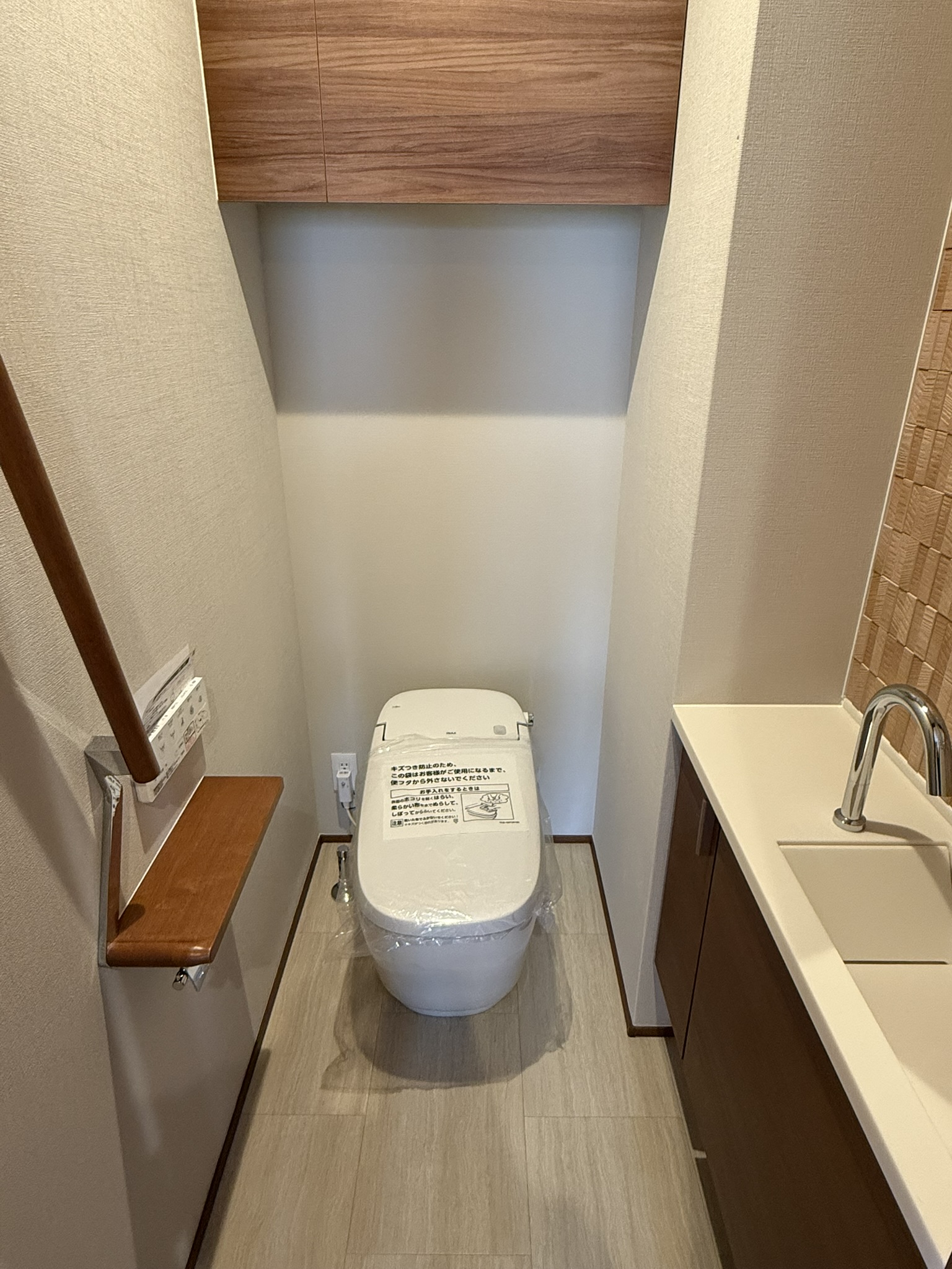 トイレ　タンクレストイレ・ウォシュレット付き