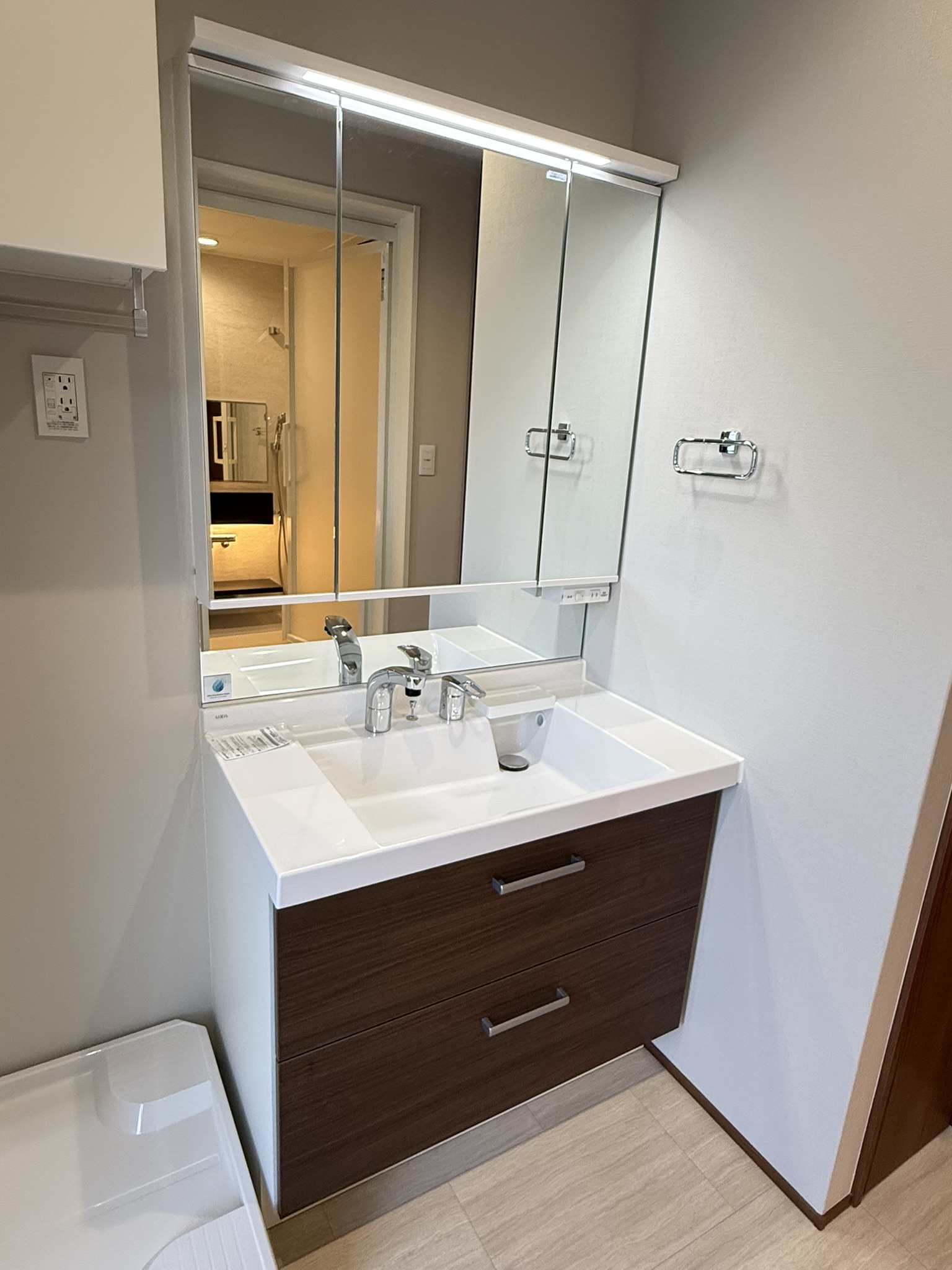 洗面設備　三面鏡付きの独立洗面台