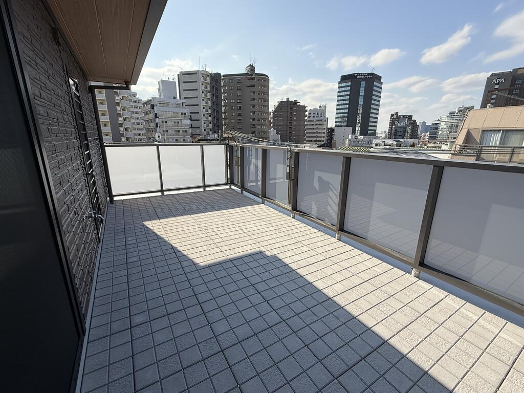 バルコニー　陽当たり良好のルーフバルコニー付き