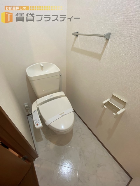 トイレ　ウォシュレット付き。