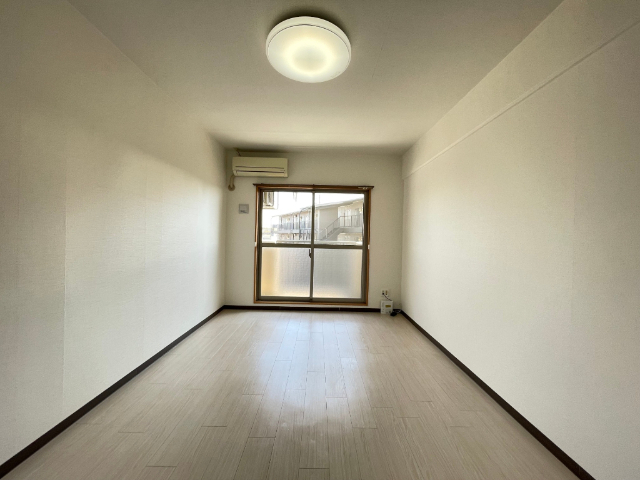 居室・リビング　写真は別号室の写真です。