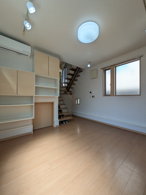 居室・リビング　２Ｆ下部　リフォーム前の写真です　撮影日：２０２６／３／１６