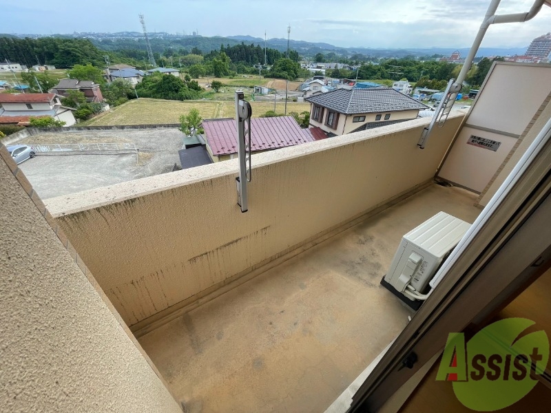 バルコニー　バルコニーになります。広いので洗濯も安心です。