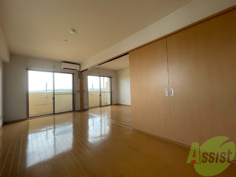 居室・リビング　窓が大きく、日当り、風通しがとても良いです。