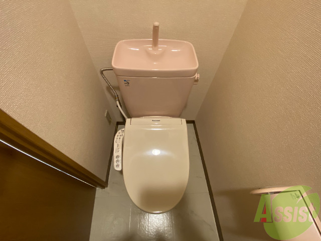 トイレ　温水洗浄付きの便座です。便利で使い勝手がいいですね。