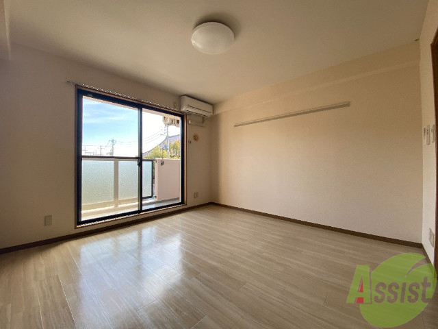 その他部屋・スペース　寝室のお写真です。陽の光が気持ちいいですね。