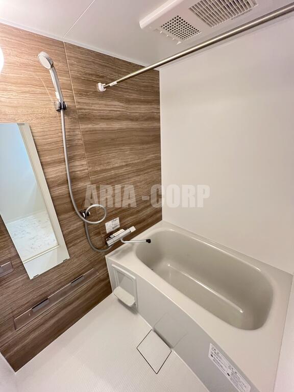 バス・シャワールーム　カラーパネル採用、浴室乾燥機付きのバスルーム！