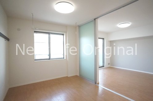 その他部屋・スペース　スライディングスクリーンで陽の光を遮りません☆