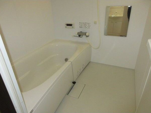 バス・シャワールーム　広々とした一坪バスタイプです！