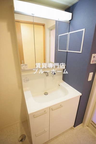 洗面設備　収納たっぷりの独立洗面！