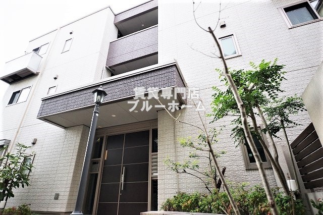 建物外観　重量鉄骨造3階建ての物件！