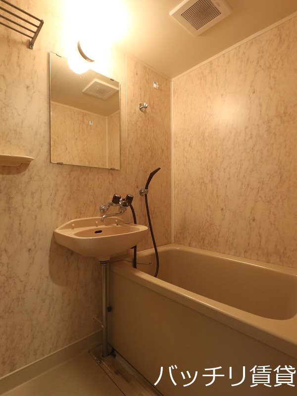 バス・シャワールーム　別号室写真のため、現況を優先いたします。