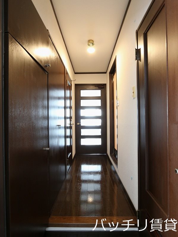 玄関　別号室写真のため、現況を優先いたします。