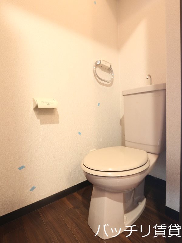 トイレ　別号室写真のため、現況を優先いたします。