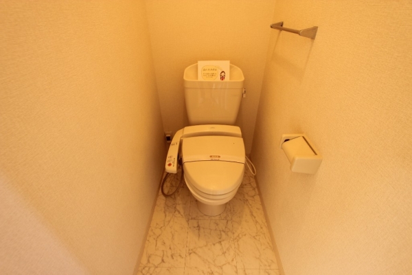 トイレ　温水シャワー付きトイレです