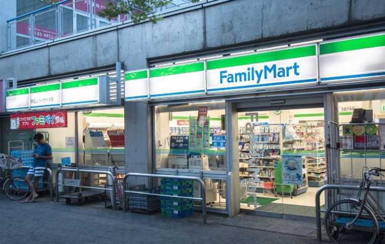 コンビニ　ファミリーマート（コンビニ）まで569m