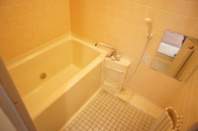 バス・シャワールーム　ゆったり入れる清潔なお風呂です。