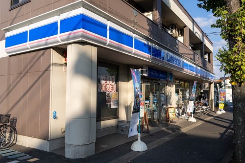 コンビニ　ローソン 西綾瀬三丁目店（コンビニ）まで298m