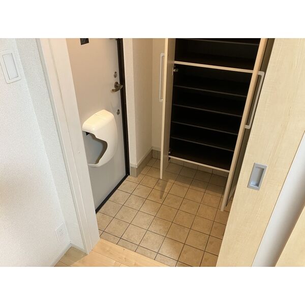 玄関　同物件別部屋です。