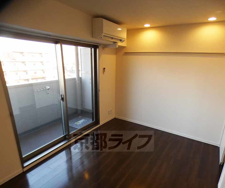 居室・リビング　落ち着いた雰囲気のお部屋です