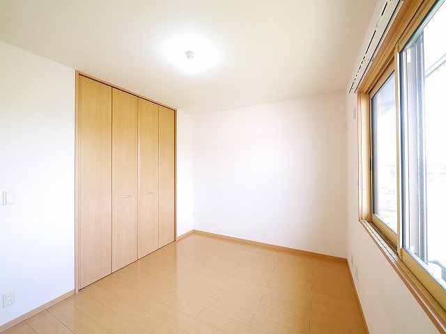 その他部屋・スペース　広くて明るい寝室