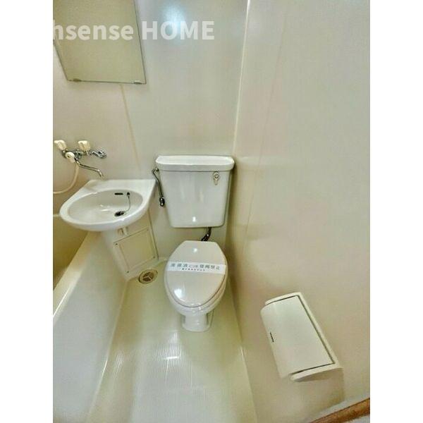 トイレ　落ち着いた色調のトイレです