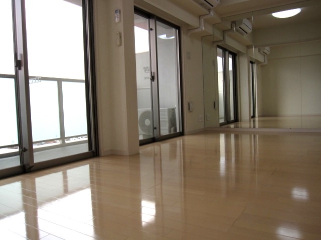 居室・リビング　光の差し込む明るいリビングです