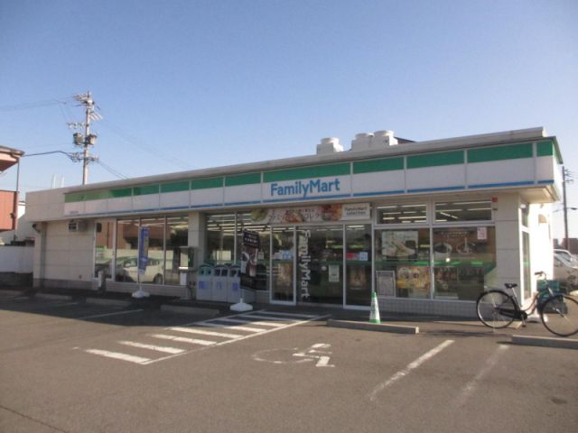 コンビニ　ファミリーマート（コンビニ）まで140m