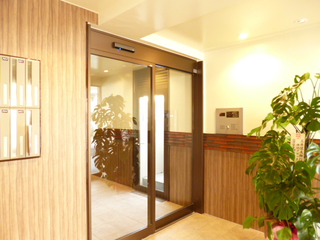 エントランス　オートロック付きのエントランス