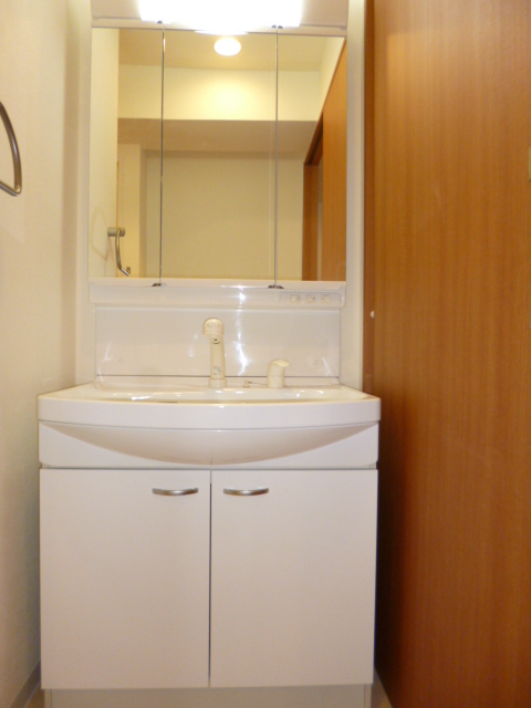 洗面設備　朝の支度に便利な洗髪洗面化粧台