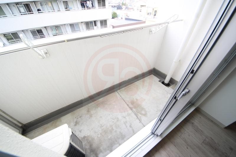 バルコニー　暖かな日差しのふりそそぐバルコニー