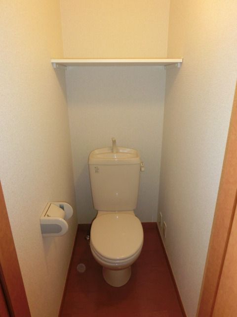 トイレ　上部に棚があります。