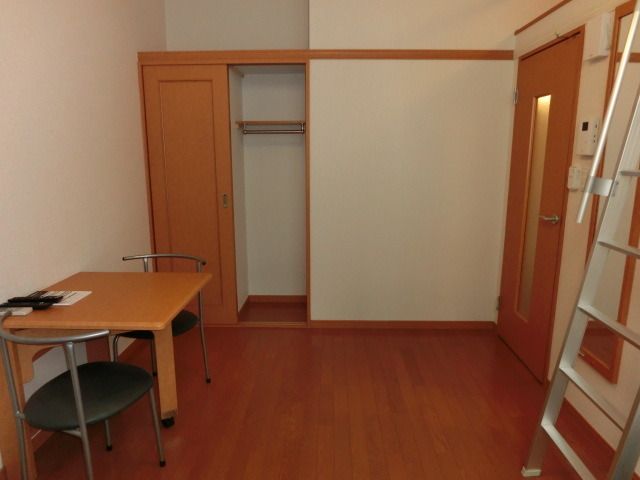 居室・リビング　家具付きのお部屋です。