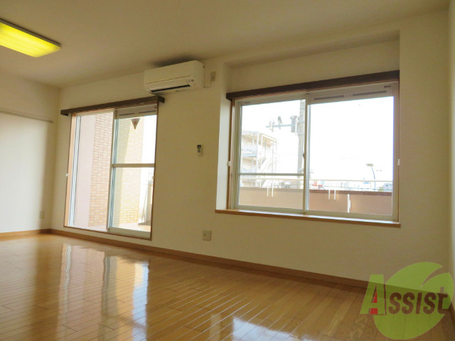 居室・リビング　白基調のお部屋は、部屋が明るく広く感じますね。