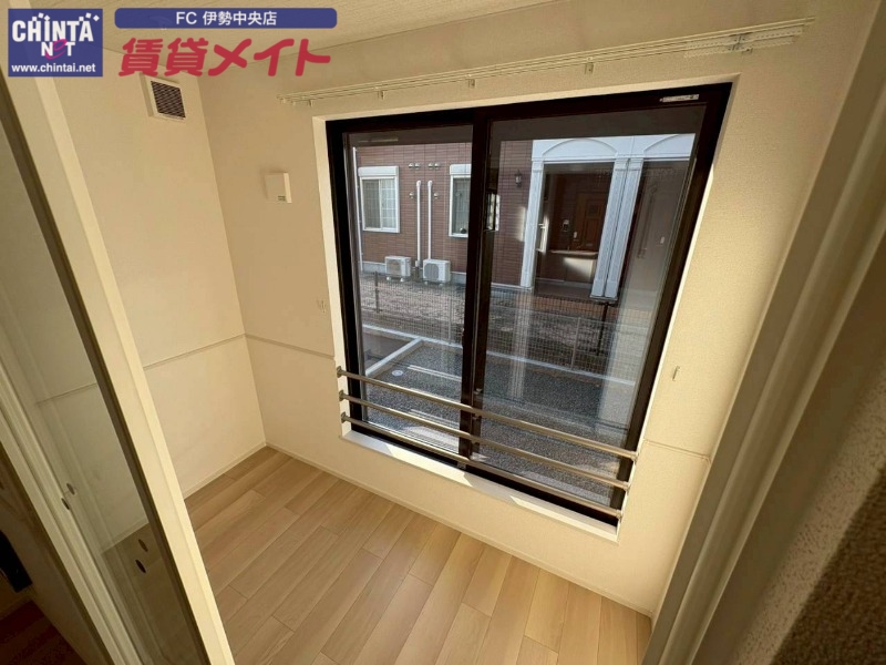 バルコニー　同型反転タイプ部屋写真です。
