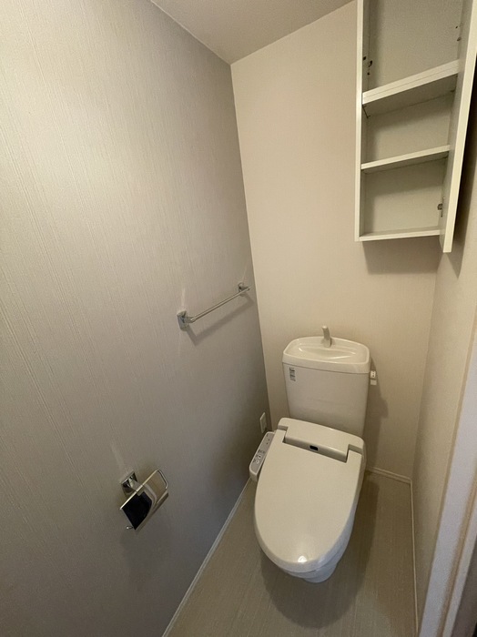 トイレ　反転タイプのお写真です。