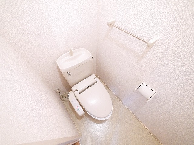 トイレ　落ち着いた色調のトイレです