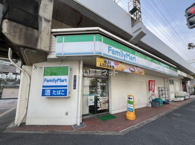 コンビニ　ファミリーマート小阪駅前店（コンビニ）まで87m