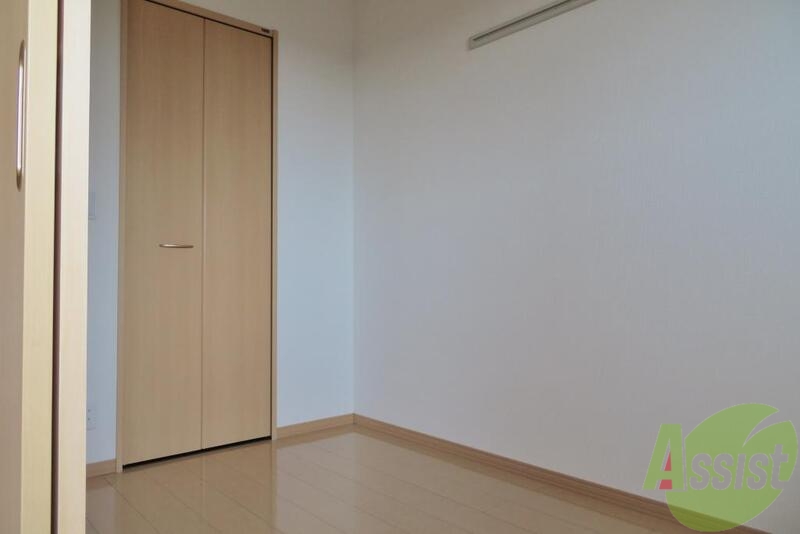 その他部屋・スペース　フローリングのお部屋なのでベッドを置いて寝室の完成ですね