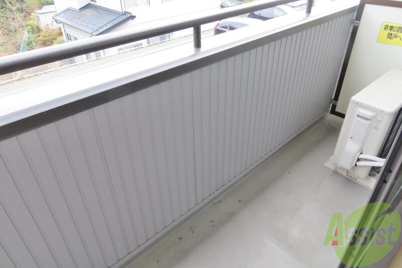 バルコニー　バルコニーは南東向きでお洗濯もはかどりそうですね