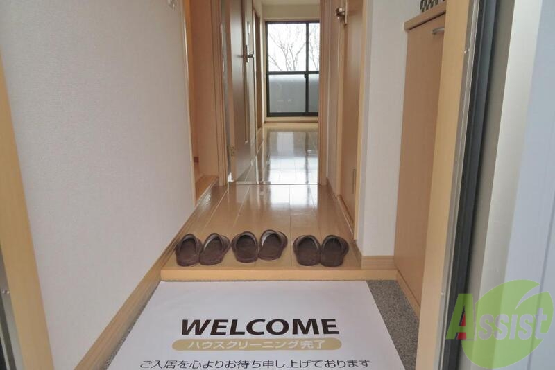 玄関　玄関を入ると正面がリビング、左右にトイレやお風呂があります