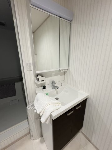 洗面設備　背面収納たっぷりの洗面化粧台！