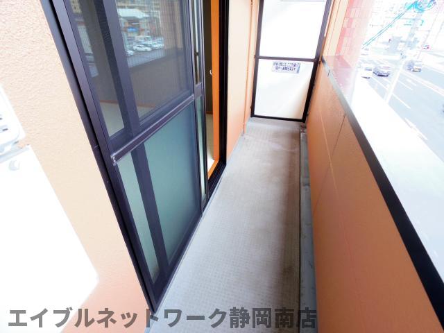 バルコニー　暖かな日差しのふりそそぐバルコニー