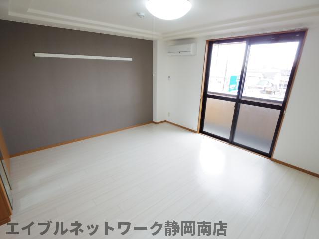 その他　こちらの居間で趣味の時間をお楽しみください