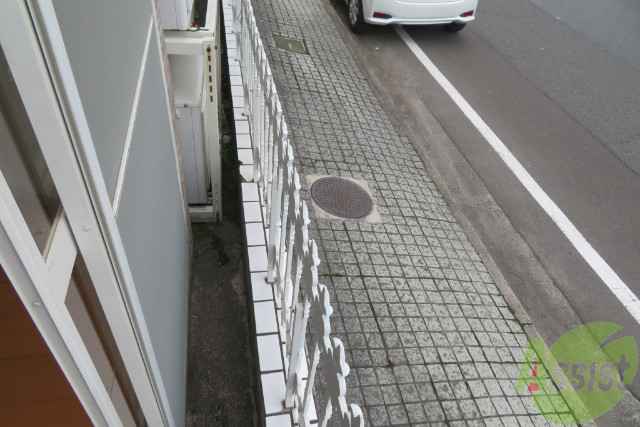 バルコニー　バルコニー前はすぐ道路です。