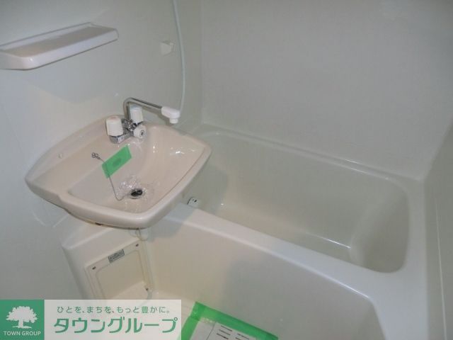 バス・シャワールーム　バスルームに洗面台があります