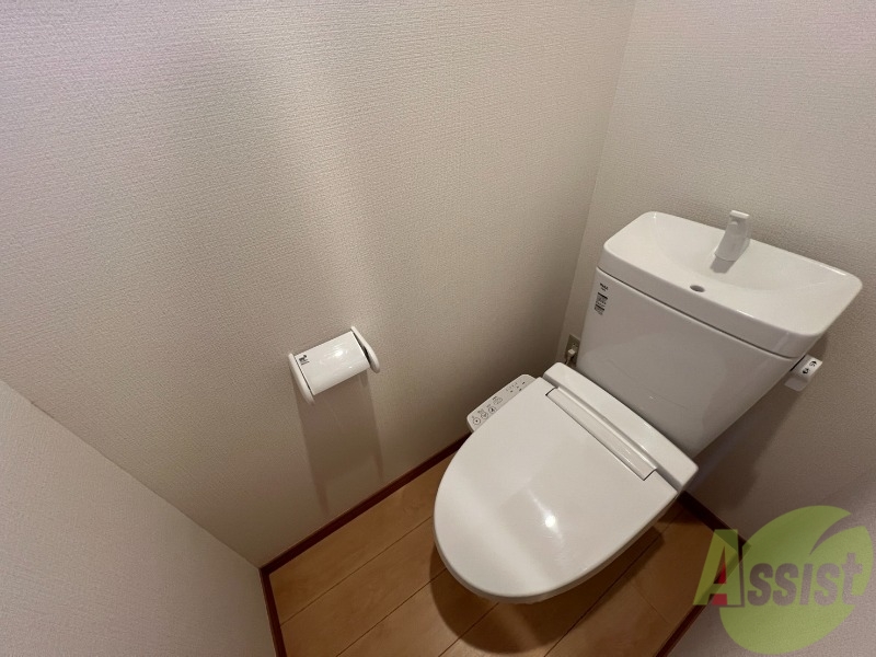 トイレ　トイレを撮影しました。温水洗浄暖房便座付きとなります。